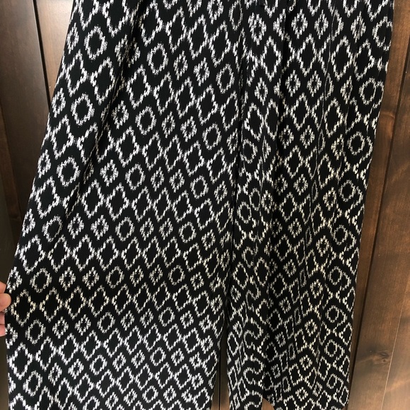 Banana Republic S Petit black and white jumpsuit. Short sleeve with pockets! - Picture 8 of 9